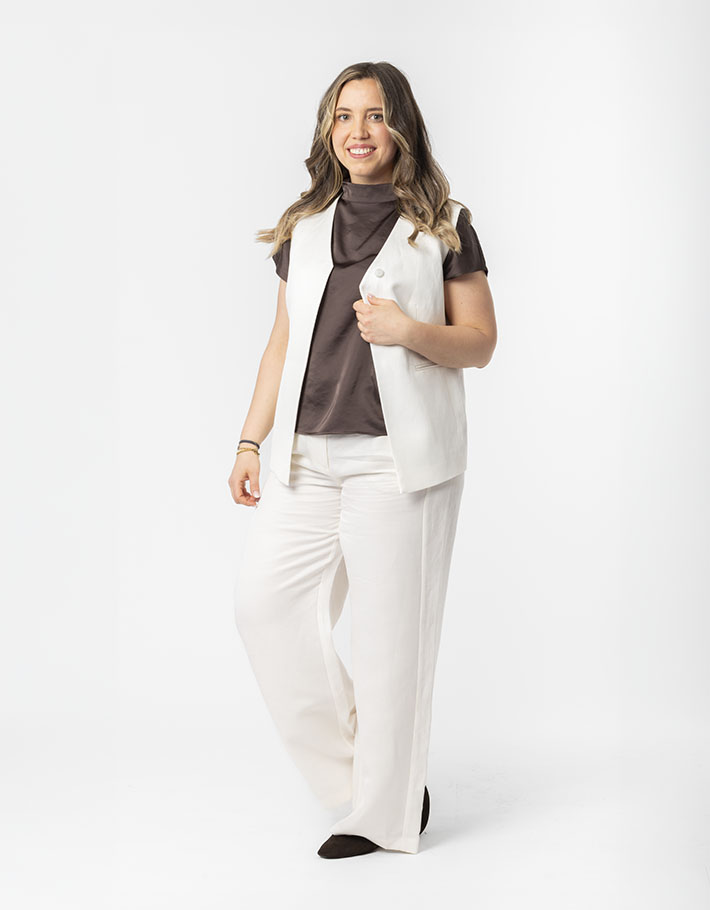 Ein Look, der Schlichtheit unterstreicht